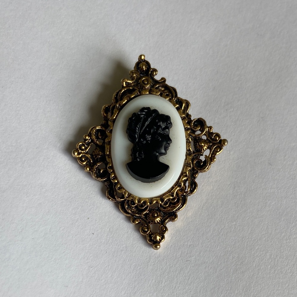 Elegant Gold and Black Cameo Pendant/Brooch